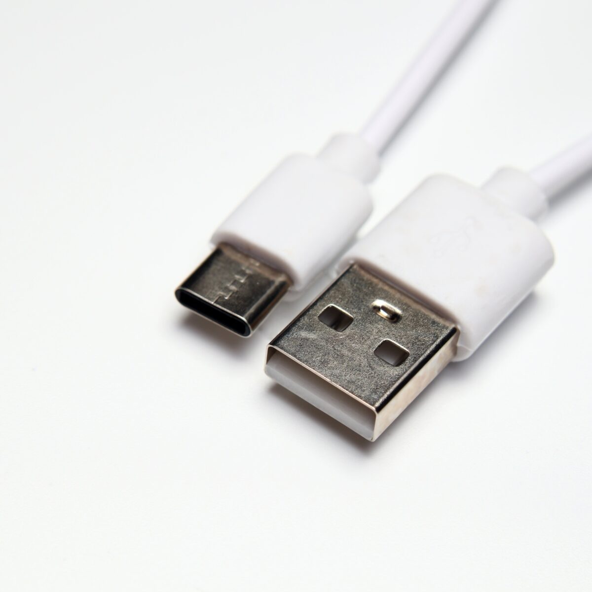 Белый USB-кабель для зарядки паровой щетки для ухода за шерстью животных Белый USB-кабель Type-A и Type-C для зарядки паровой щетки для животных