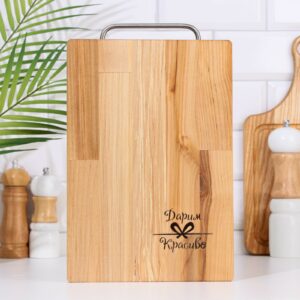 Кухонная разделочная деревянная доска 29×20×1.8 см с металлической ручкой на фоне уютной кухни