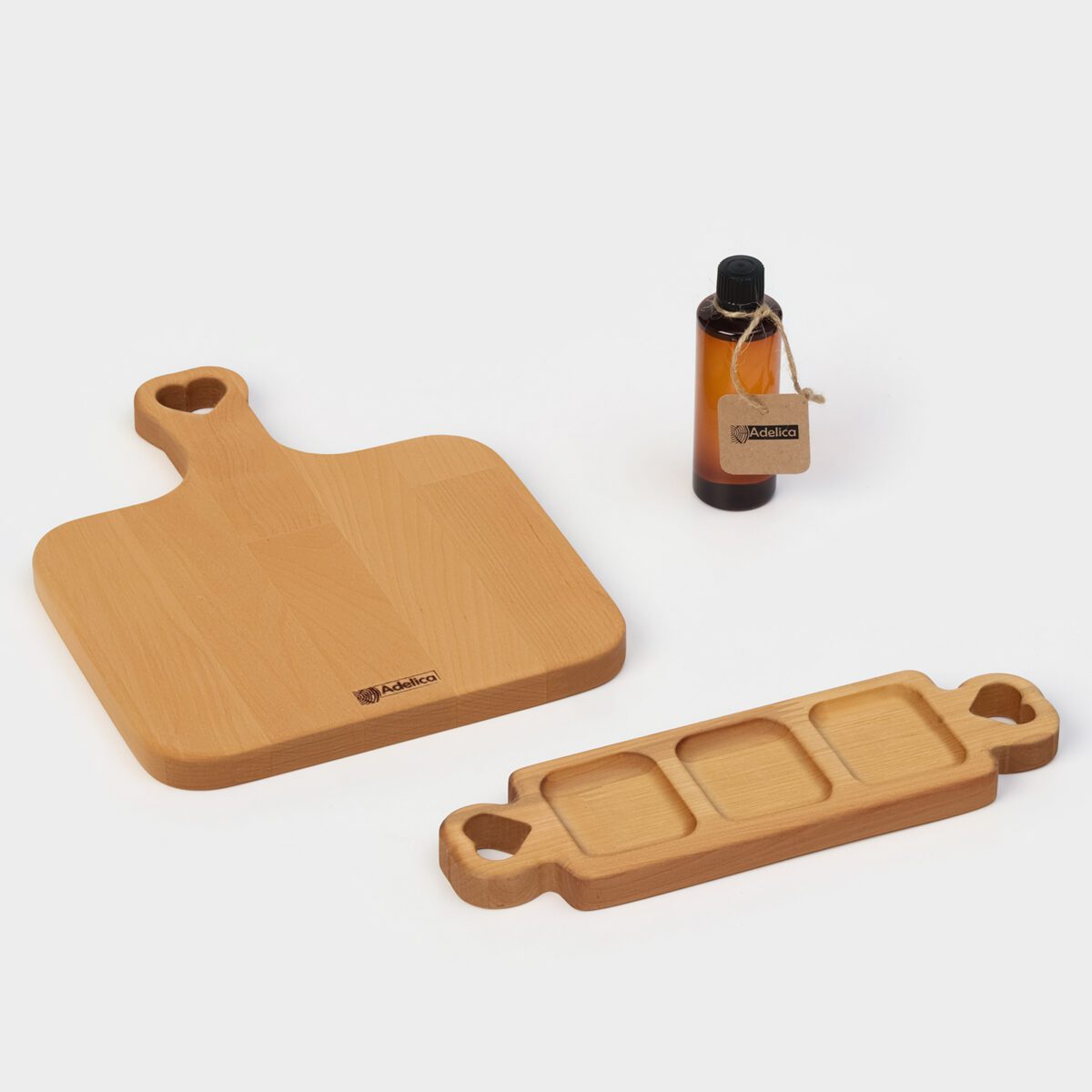 Подарочный набор посуды с деревянной доской и менажницей на три секции — стильный и экологичный подарок Подарочный набор посуды с разделочной доской из дерева и деревянной менажницей с тремя секциями для сервировки