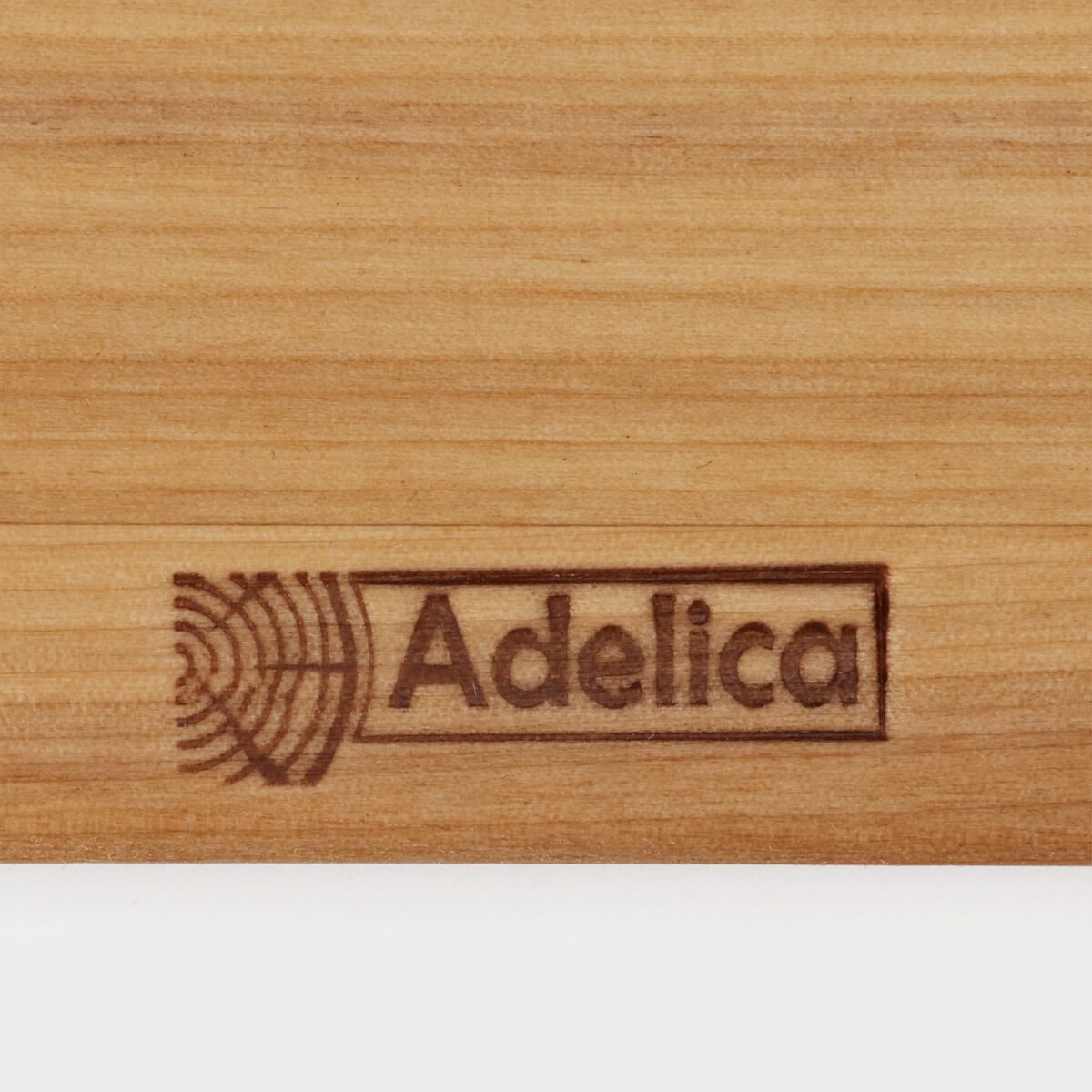 Деревянная разделочная доска с гравировкой — стильный подарок для кухни Разделочная доска из светлого дерева с гравировкой и плавной обработкой поверхности