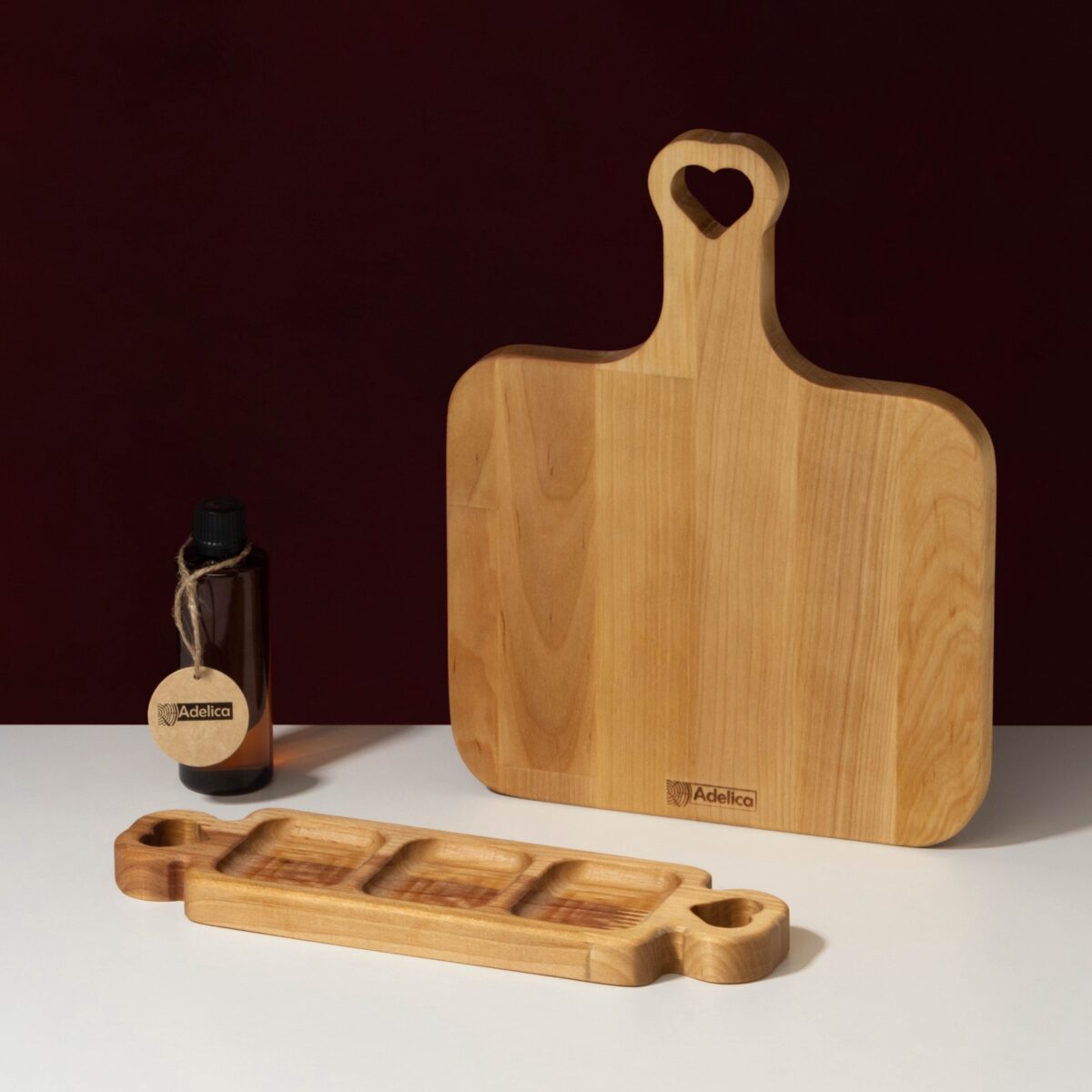 Экологичный подарочный набор посуды с деревянной доской и удобной трёхсекционной менажницей Подарочный набор посуды для кухни с разделочной доской из дерева и менажницей на три секции