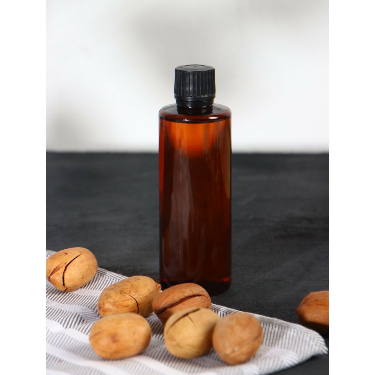 Бутылочка масла 100 мл для деревянного подарочного набора посуды Темная бутылочка масла с черной крышкой, входящая в состав подарочного набора посуды
