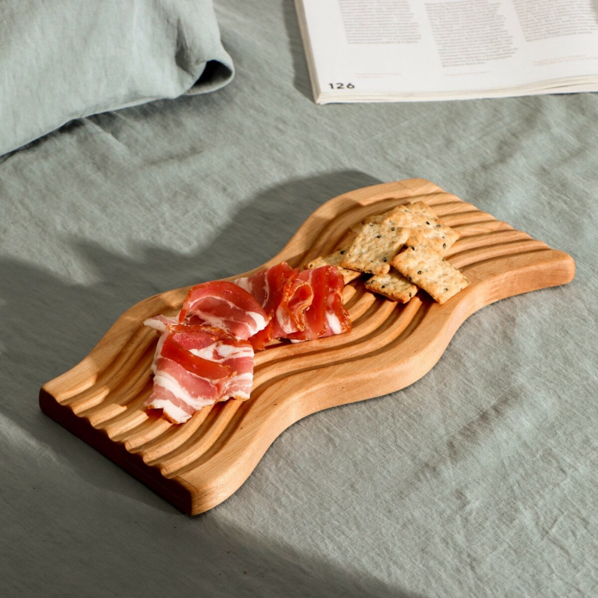 Прямоугольная деревянная доска для подачи с волнистым дизайном и естественной текстурой