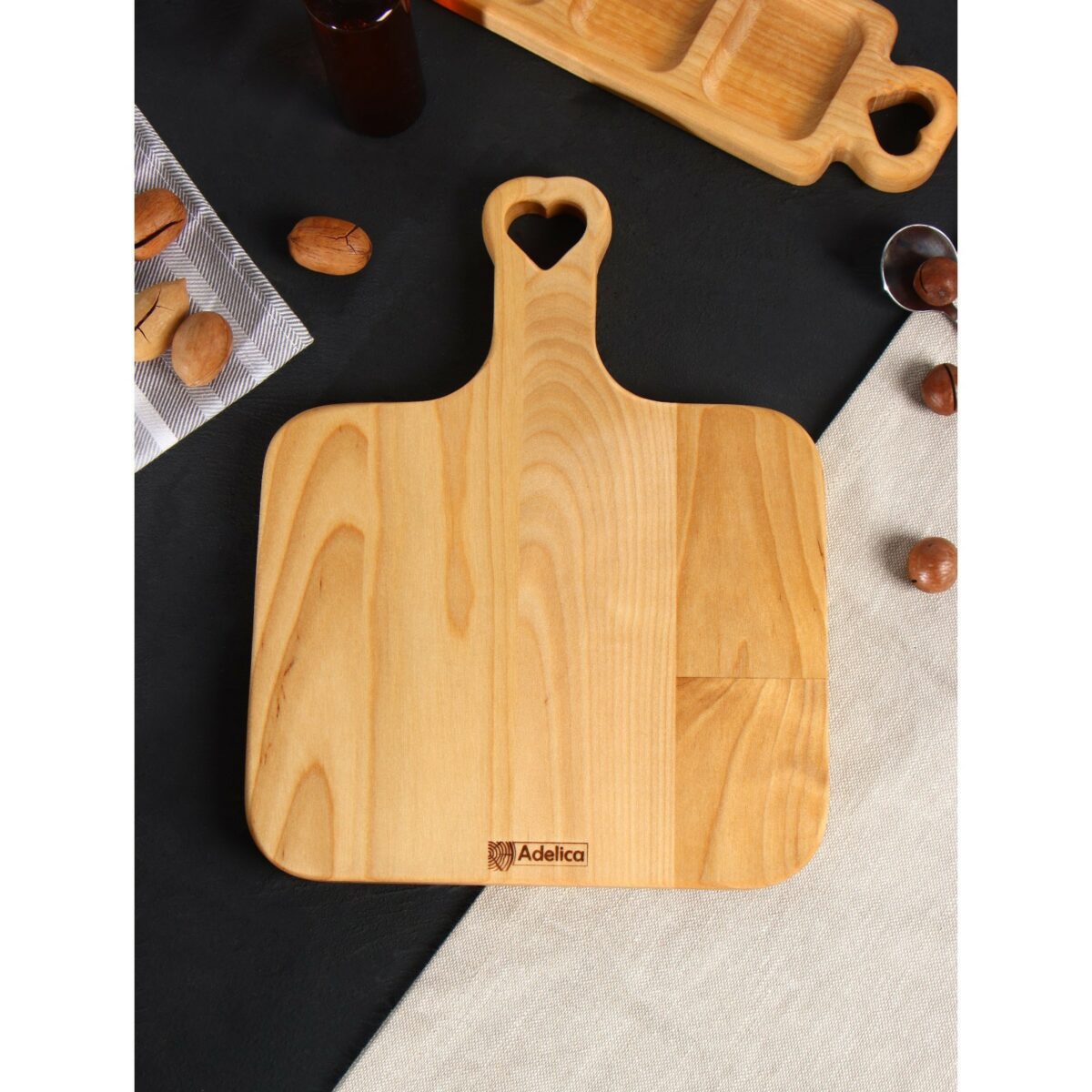 Подарочный набор посуды из дерева с разделочной доской и трёхсекционной менажницей — идеальный выбор для кухни Подарочный набор посуды из дерева с разделочной доской и трёхсекционной менажницей, натуральные материалы и функциональный дизайн