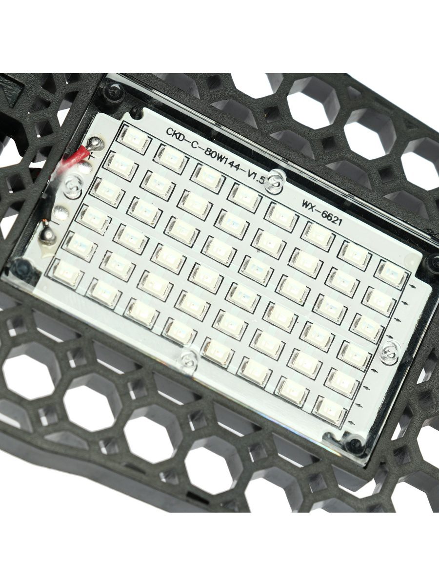 Крупный план светодиодной лампы для растений с равномерным распределением светодиодов на металлической пластине и черной решетчатой рамкой для теплоотвода