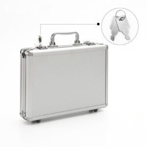 Металлический кейс с усиленными углами, замками, ключами и серебристой текстурированной поверхностью