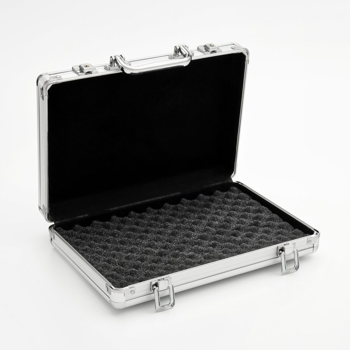 Серебристый металлический кейс с амортизацией для безопасного хранения и транспортировки ценных предметов Металлический кейс с рельефной внутренней отделкой и замками для надежного хранения