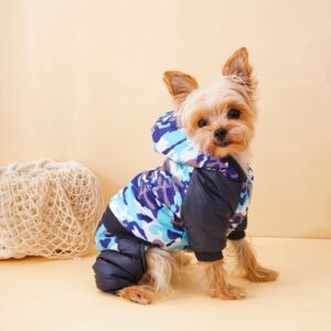 Маленькая собака в утепленном зимнем комбинезоне с камуфляжным рисунком, капюшоном и меховой подкладкой