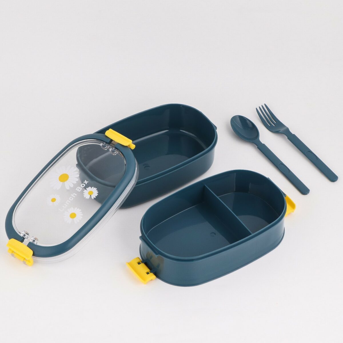 Двухуровневый ланч-бокс для еды 1.6 л синий с разделителями и столовыми приборами Синий двухуровневый пластиковый ланч-бокс объемом 1.6 л с приборами и разделителями для хранения еды
