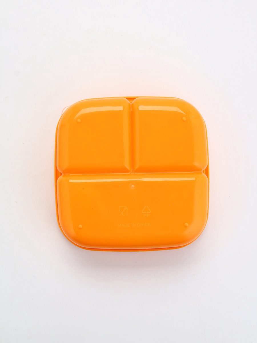 Квадратный оранжевый ланч-бокс с секциями для еды Оранжевый квадратный ланч-бокс с разделениями на 4 секции для удобного хранения пищи