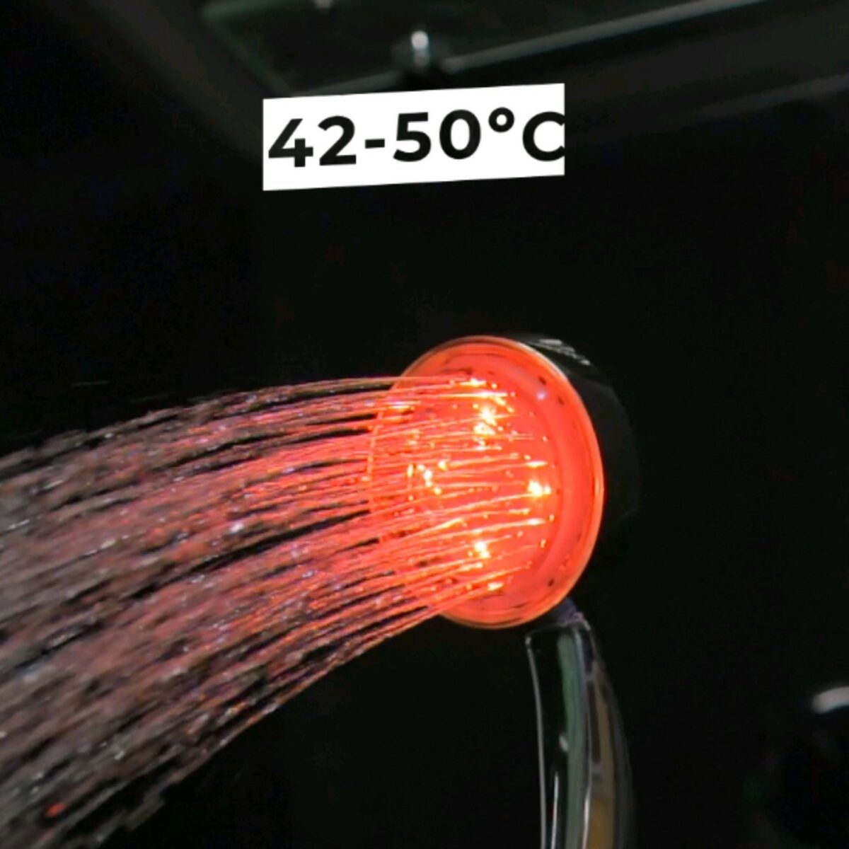 Лейка для душа с подсветкой и температурным датчиком – безопасное и стильное решение Лейка для душа с подсветкой красного цвета, активируемая при температуре воды от 42°C до 50°C