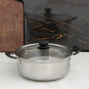 Кастрюля объемом 2,3 л из нержавеющей стали с стеклянной крышкой и черными пластиковыми ручками, размер 22×9 см