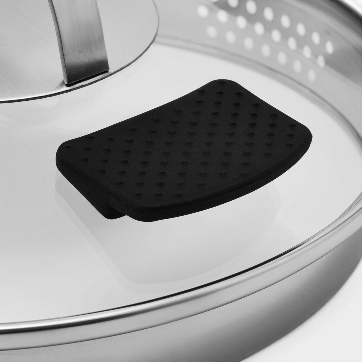 Кастрюля с крышкой для слива воды из нержавеющей стали — идеальный выбор для кулинарии Прозрачная крышка кастрюли с металлическим ободом и отверстиями для слива воды, стильная ручка из пластика с рельефной поверхностью