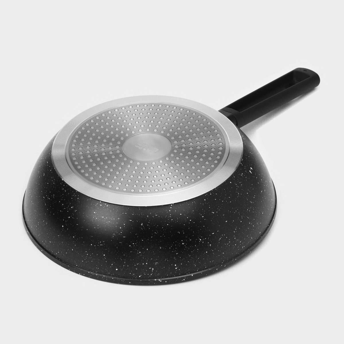 Антипригарная глубокая сковорода 26 см из кованого алюминия с мраморным покрытием для индукции Чёрная алюминиевая антипригарная сковорода с мраморным покрытием, диаметром 26 см и перфорированным дном для индукционных плит