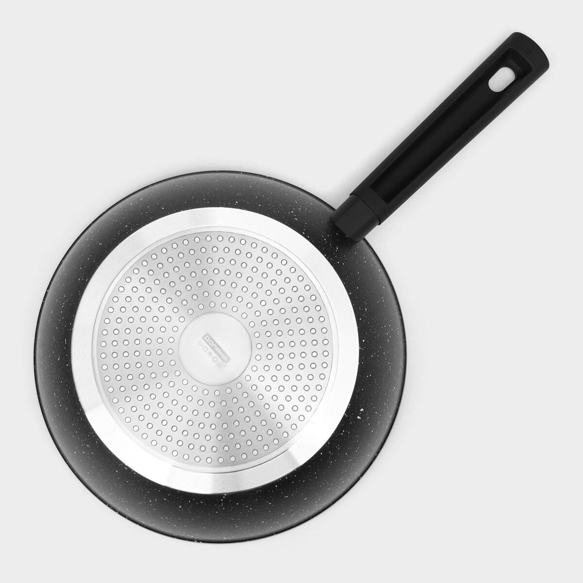 Сковорода антипригарная глубокая из кованого алюминия для индукционных плит, 26 см Чёрная сковорода антипригарная из кованого алюминия с толстым дном и эргономичной съёмной ручкой, предназначенная для индукционных плит