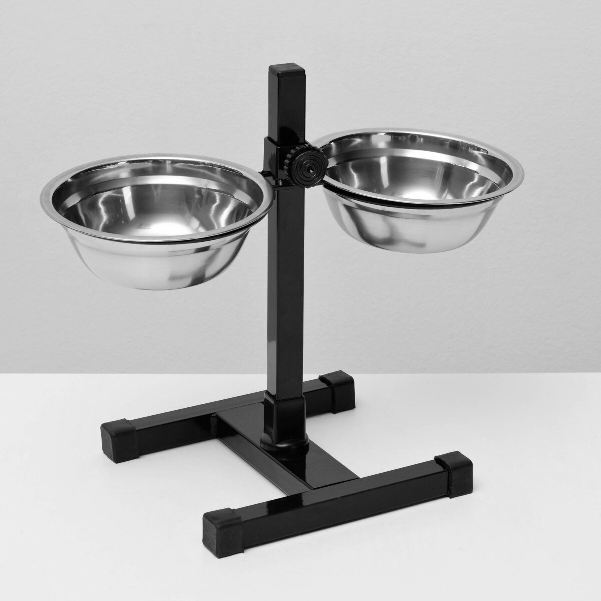 Чёрная разборная подставка с двумя мисками по 500 мл для кошек и собак, высота 30 см Элегантная чёрная подставка с разборной конструкцией и двумя металлическими мисками объёмом 500 мл для домашних животных