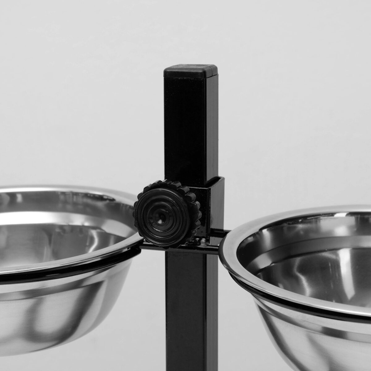 Разборная чёрная подставка для мисок с регулировкой высоты, вместимостью 2×500 мл Чёрная разборная подставка для мисок с двумя металлическими ёмкостями по 500 мл, регулируемая по высоте