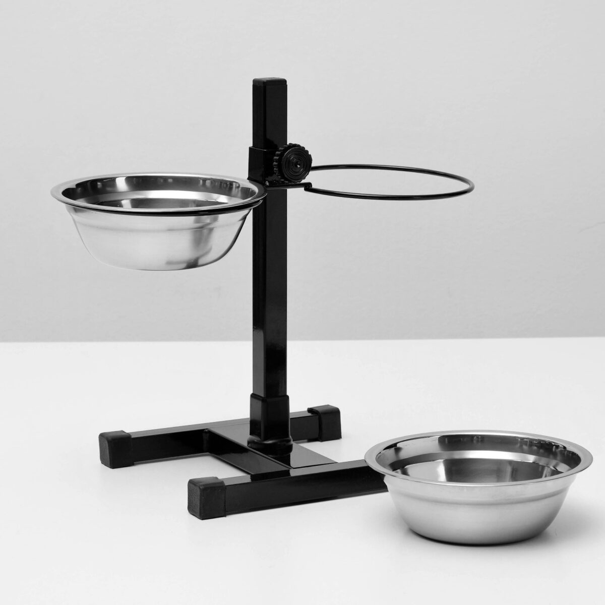 Чёрная разборная подставка с двумя мисками объёмом 2×500 мл для кошек и собак среднего размера, высота 30 см Чёрная металлическая подставка с двумя съёмными мисками из нержавеющей стали объёмом по 500 мл, высотой 30 см