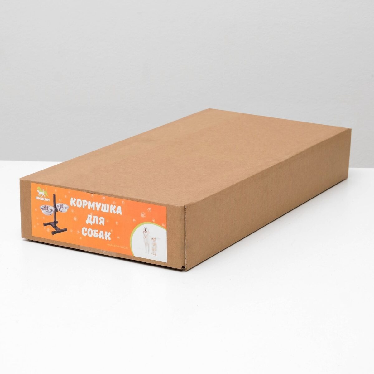 Чёрная разборная подставка с мисками 2×500 мл для собак и кошек, высота 30 см Коричневая упаковка с чёрной разборной подставкой для мисок 2×500 мл, высота 30 см, на фоне информационного стикера с изображением подставки и собаки