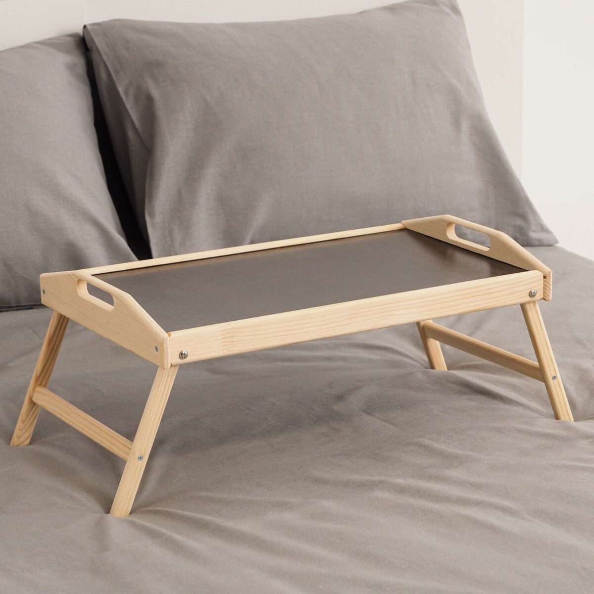 Складной деревянный поднос для завтрака в кровать 50×30 см с удобными ручками Складной деревянный столик для завтрака в кровать с ручками и бортиками, размер 50×30 см