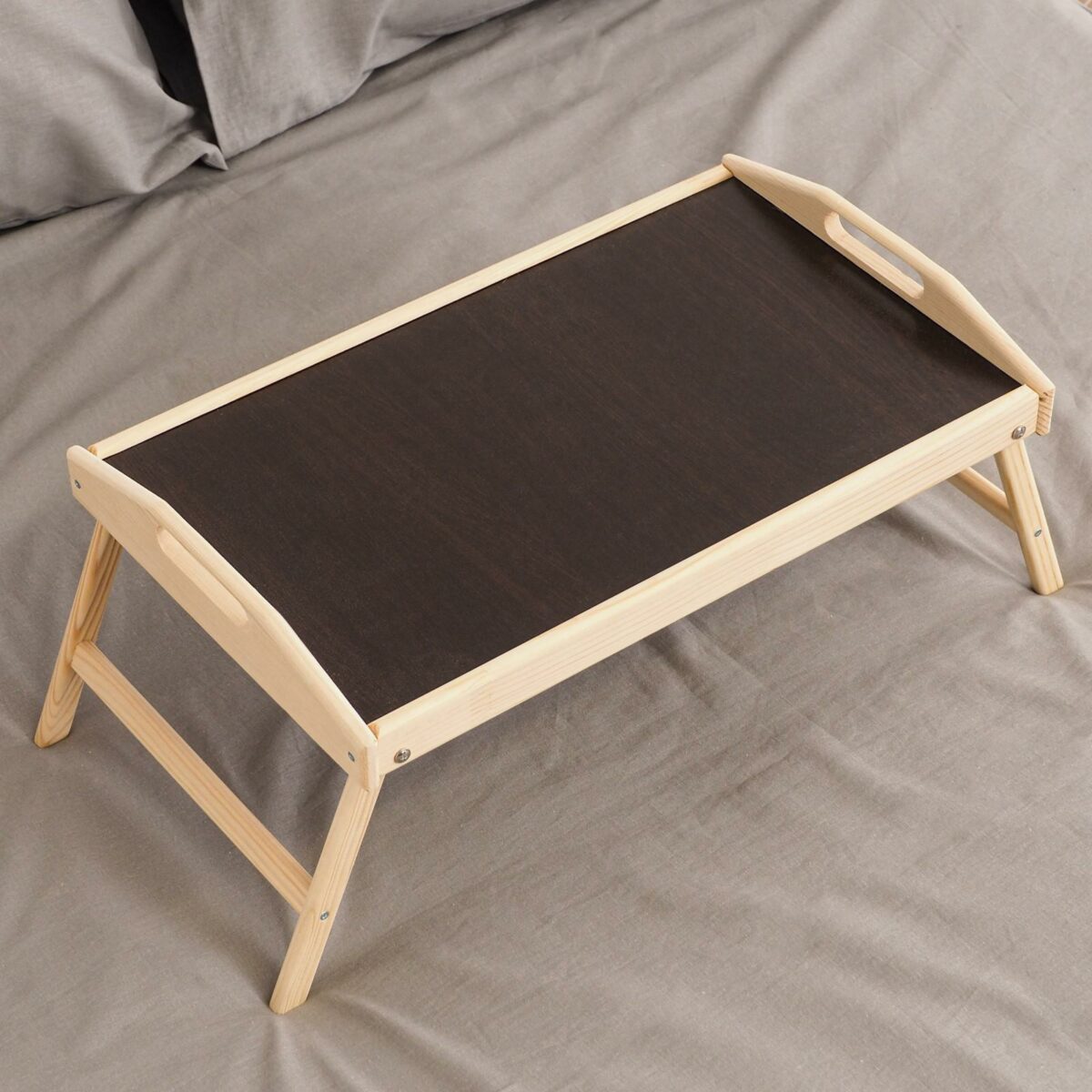 Складной деревянный поднос 50×30 см с ручками для завтрака в кровать Складной деревянный поднос для завтрака в кровать с темным покрытием, бортиками, складными ножками и ручками