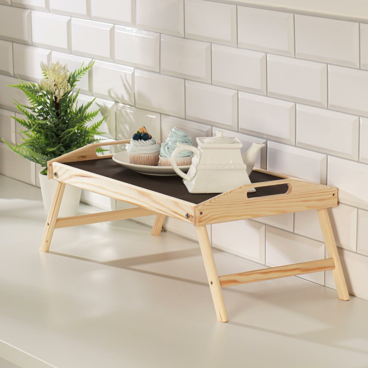 Складной столик для завтрака из натурального дерева 50×30 см с ручками и контрастной поверхностью Складной деревянный поднос для завтрака 50×30 см с функциональными ручками и тёмной рабочей поверхностью