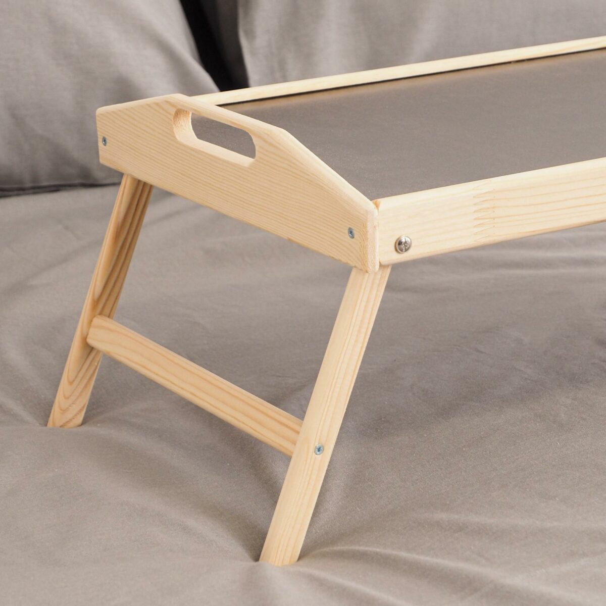 Складной деревянный столик для завтрака 50×30 см с ручками и контрастной столешницей Складной поднос-столик из натурального дерева с контрастной темной столешницей, ручками для переноски и складными ножками