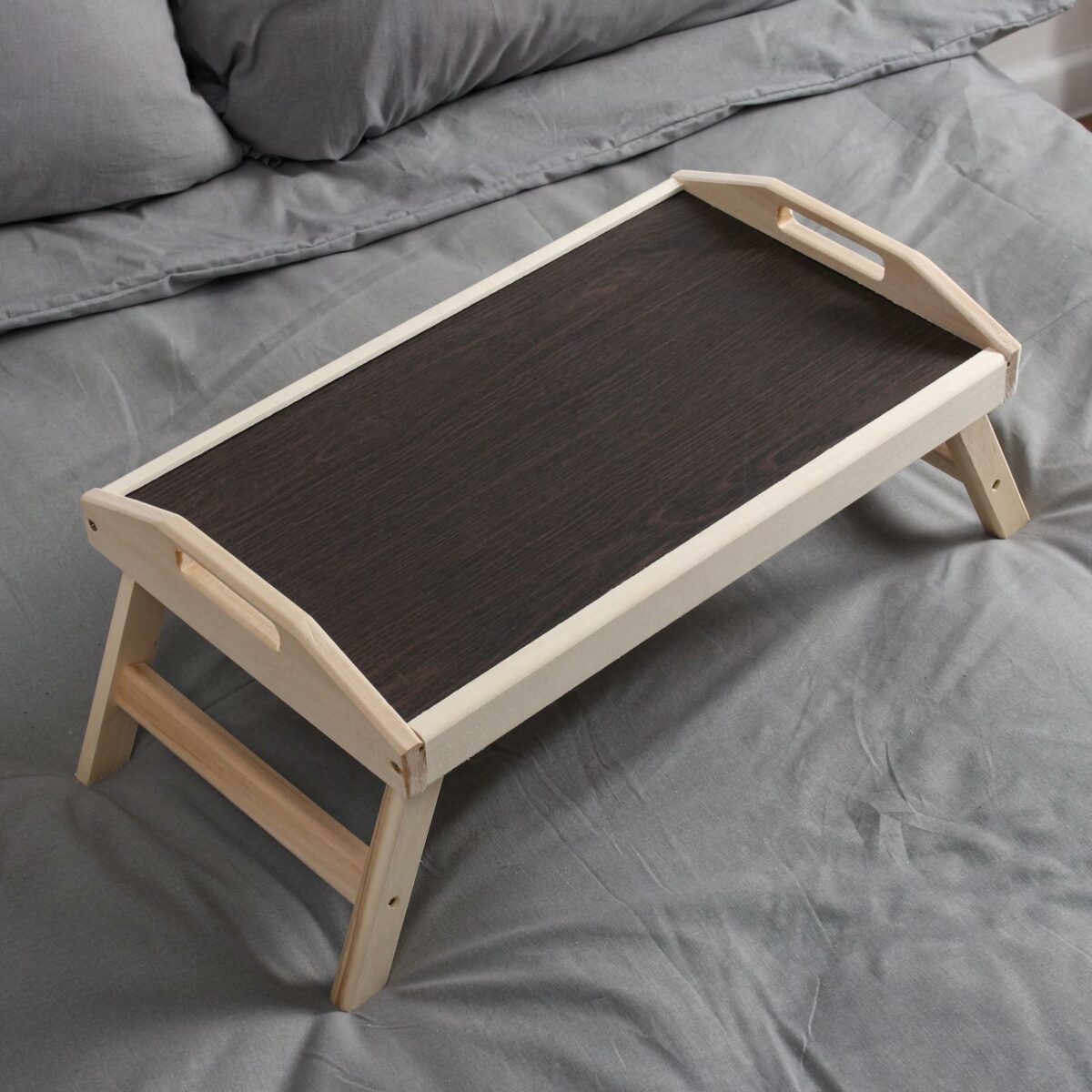 Складной деревянный столик для завтрака с ручками 50×30 см из натурального дерева Складной столик-поднос для подачи завтрака в кровать, выполненный из натурального дерева с бортиками и отверстиями для ручек