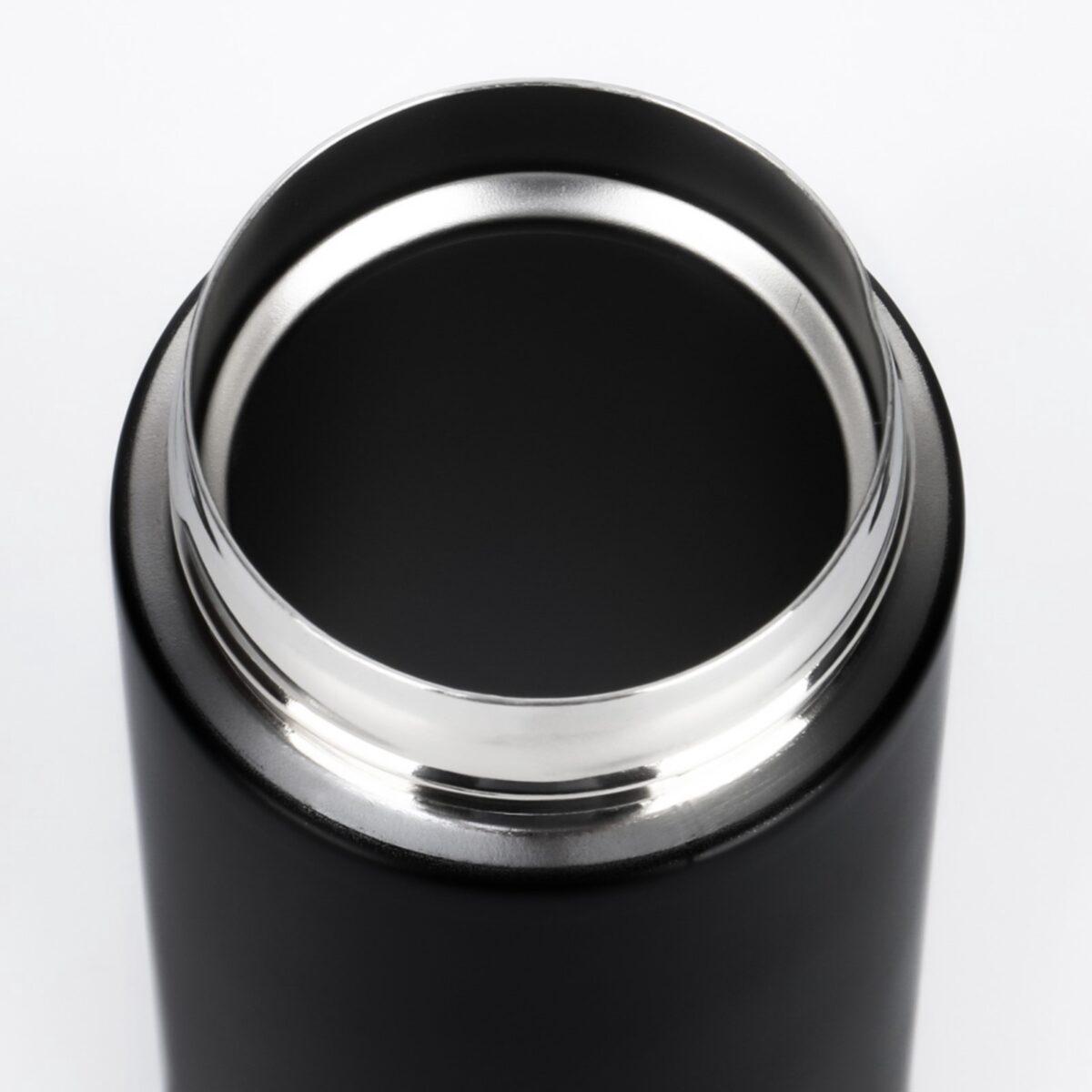 Стильная термокружка 420 мл с гладким металлическим горлышком для комфортного использования Крупный план горлышка вакуумной термокружки из нержавеющей стали черного цвета