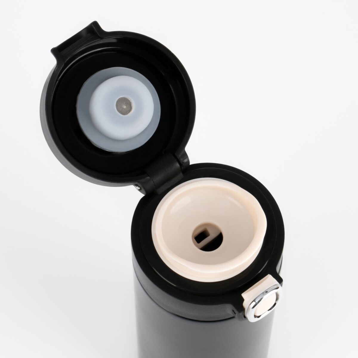 Черная термокружка 420 мл с герметичной крышкой и уплотнителем для сохранения тепла Термокружка объемом 420 мл черного цвета с открытой крышкой, уплотнительным элементом и фиксацией для предотвращения проливания