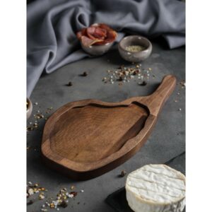 Овальная деревянная доска для подачи стейков и мяса с текстурой дерева и углублением по краю