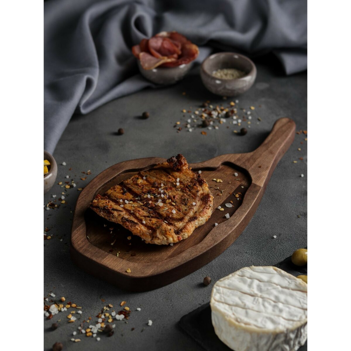 Деревянная доска для подачи мяса с ручкой и вырезом для соков, компактная для сервировки Деревянная доска для подачи стейков с оригинальной ручкой, использованная для мяса с специями на фоне натюрморта