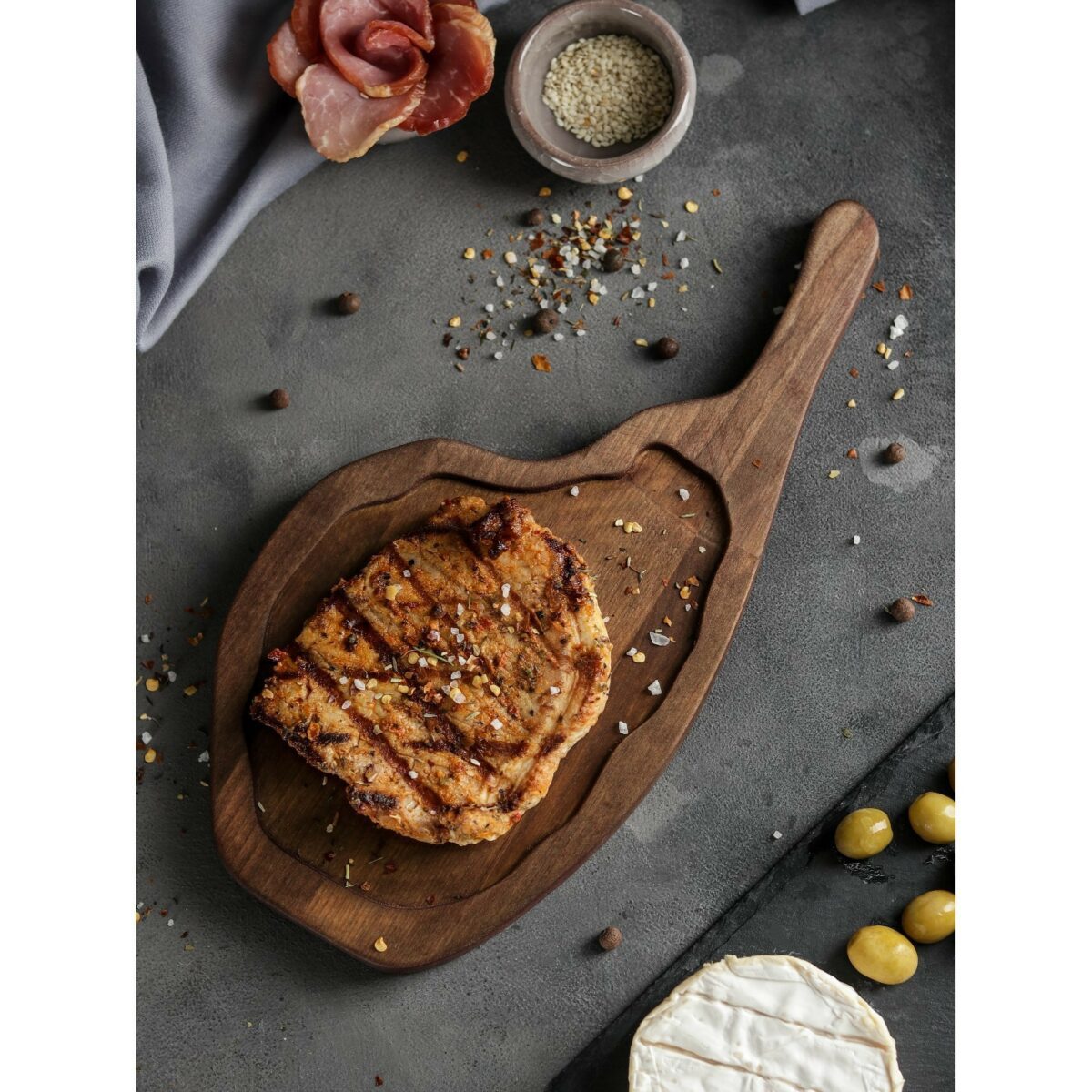 Деревянная доска для подачи стейков с углублением 30×15 см Деревянная доска для подачи мяса и стейков с тёмной текстурной поверхностью берёзы