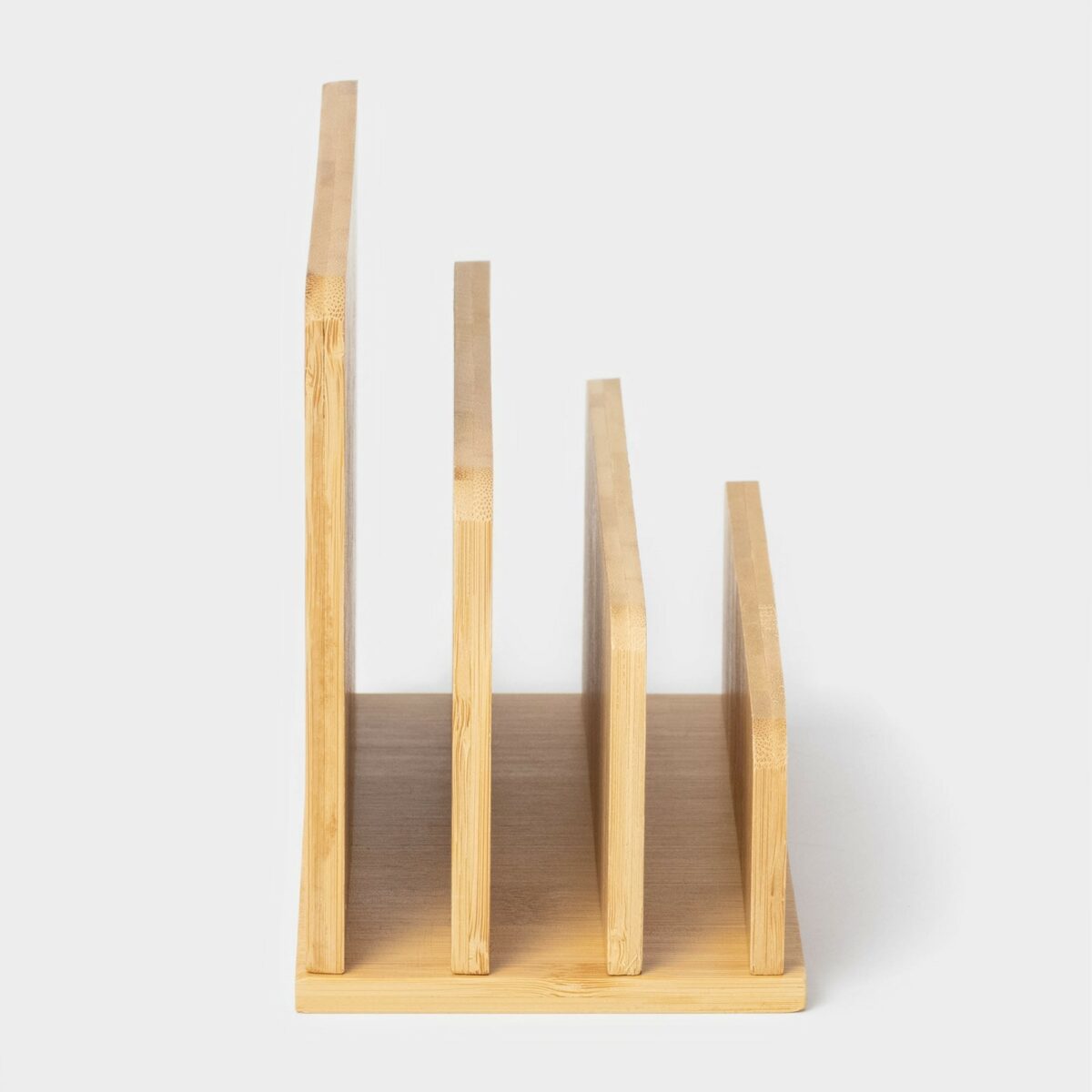 Деревянная настольная подставка для разделочных досок и крышек с тремя секциями Компактная деревянная подставка с тремя секциями для разделочных досок и крышек на кухню