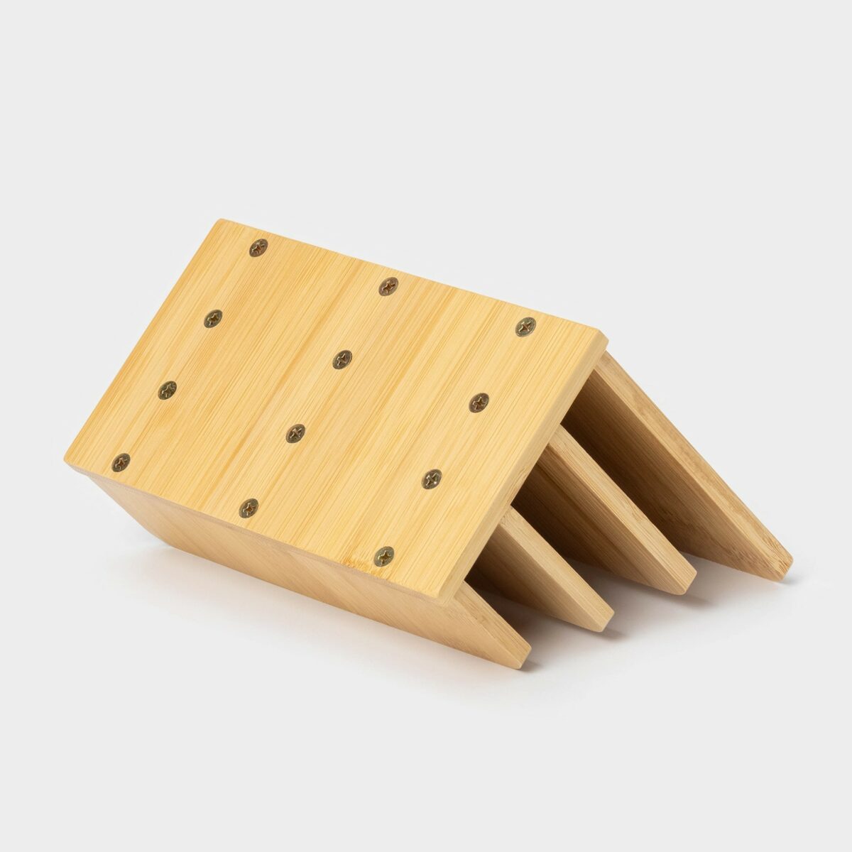 Деревянная настольная подставка для разделочных досок и крышек с тремя секциями Подставка для разделочных досок и крышек из бамбука с натуральным рисунком, три секции, компактный дизайн для кухни