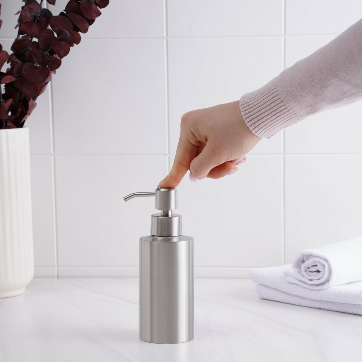 Компактный вертикальный дозатор для жидкого мыла из нержавеющей стали объемом 250 мл Небольшой настольный дозатор для мыла из нержавеющей стали на белых полотенцах в стильной ванной комнате