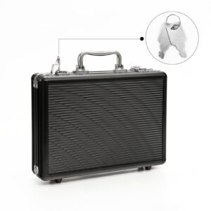 Чёрный металлический кейс 30×21×6.5 см с замками, текстурой полос и усиленными углами