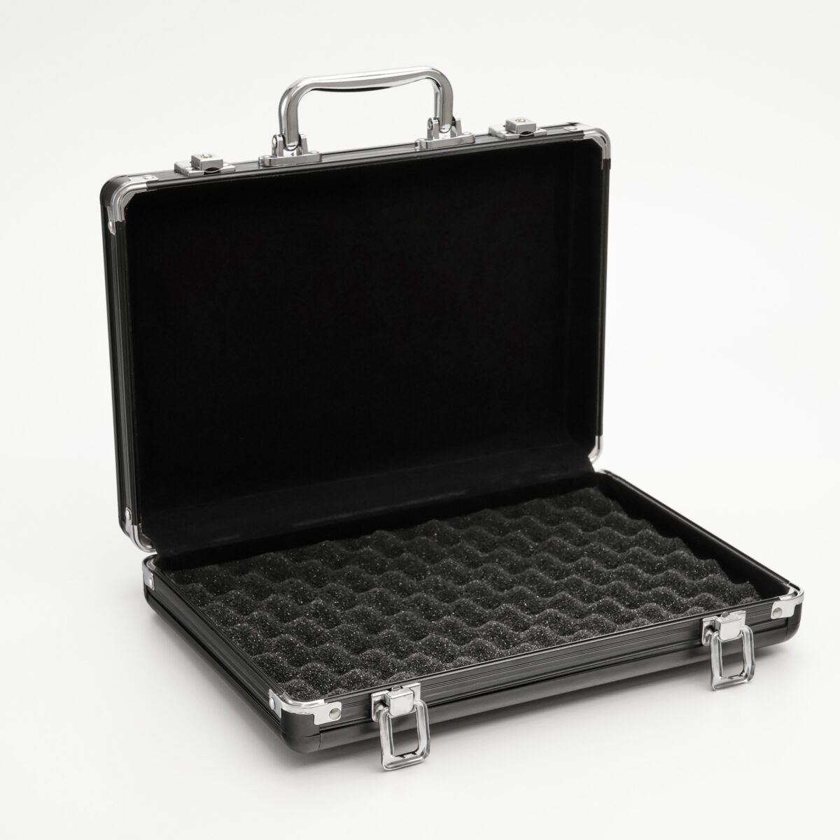 Черный металлический кейс 30×21×6.5 см для хранения и транспортировки Стильный черный металлический кейс размером 30×21×6.5 см с замками и ручкой