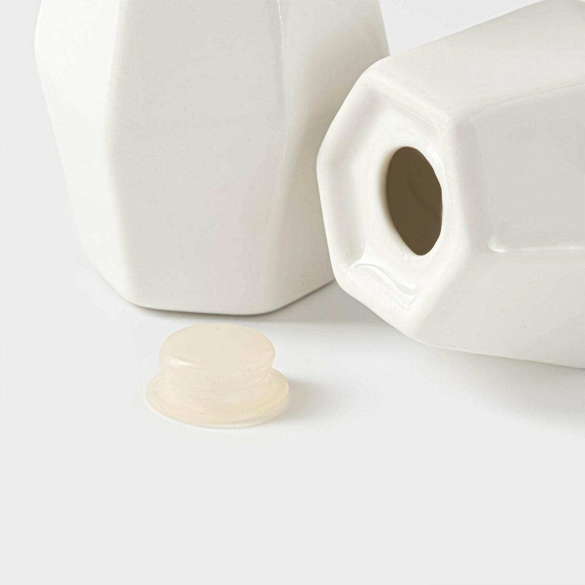 Набор для специй 75 мл с гладкой керамикой и силиконовой крышкой – стильный кухонный аксессуар Белая солонка и перечница на деревянной подставке с силиконовой крышкой – набор для специй