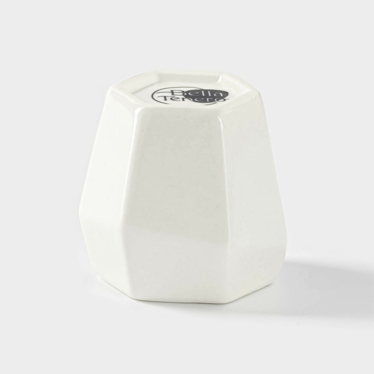 Солонка 75 мл из белой керамики с современным дизайном — стильный кухонный аксессуар Белая керамическая солонка объемом 75 мл с гладкой глянцевой поверхностью и минималистичным дизайном