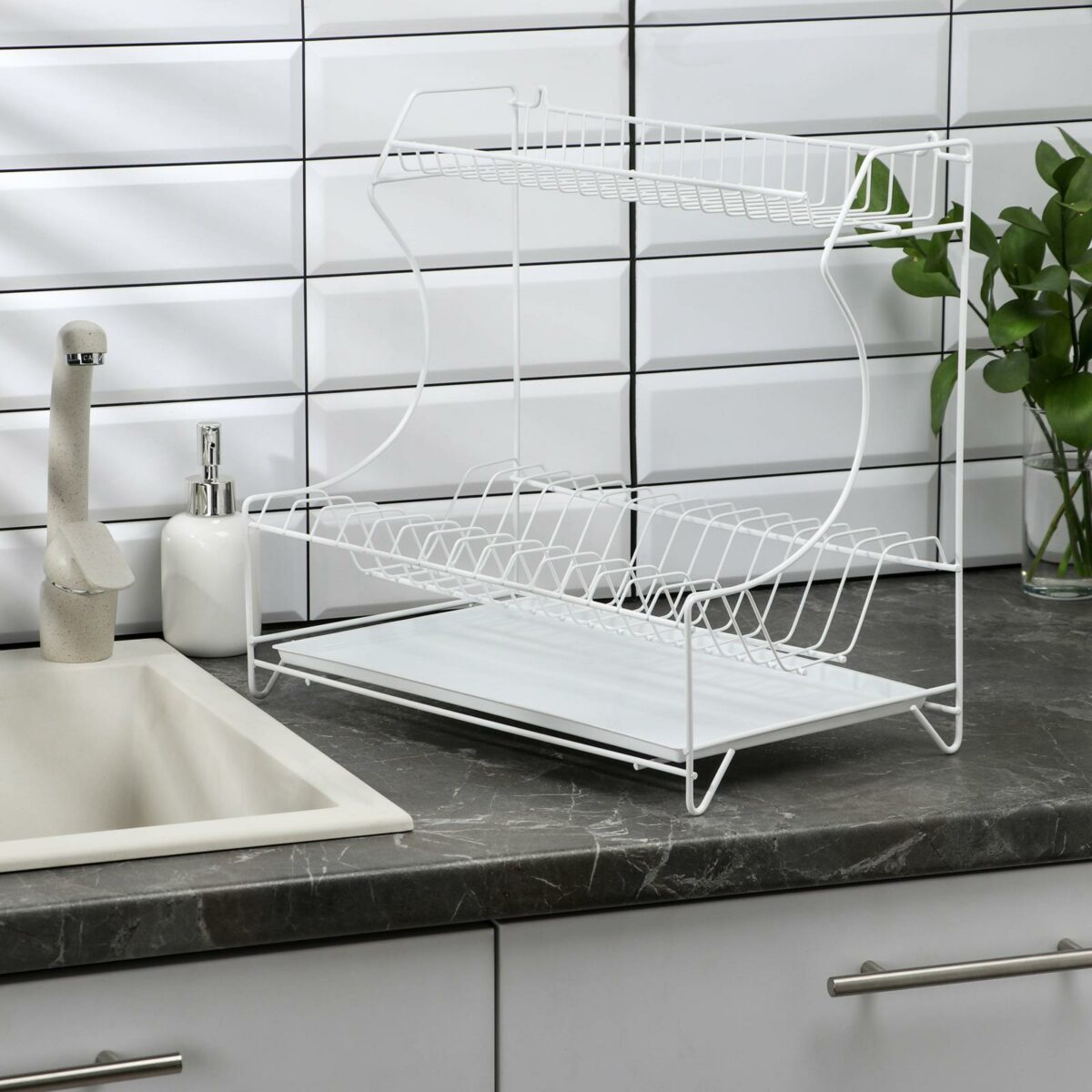 Двухъярусная белая настольная металлическая сушилка для посуды с поддоном и сливом Белая металлическая двухъярусная сушилка для посуды с поддоном для небольшой кухни на столешнице