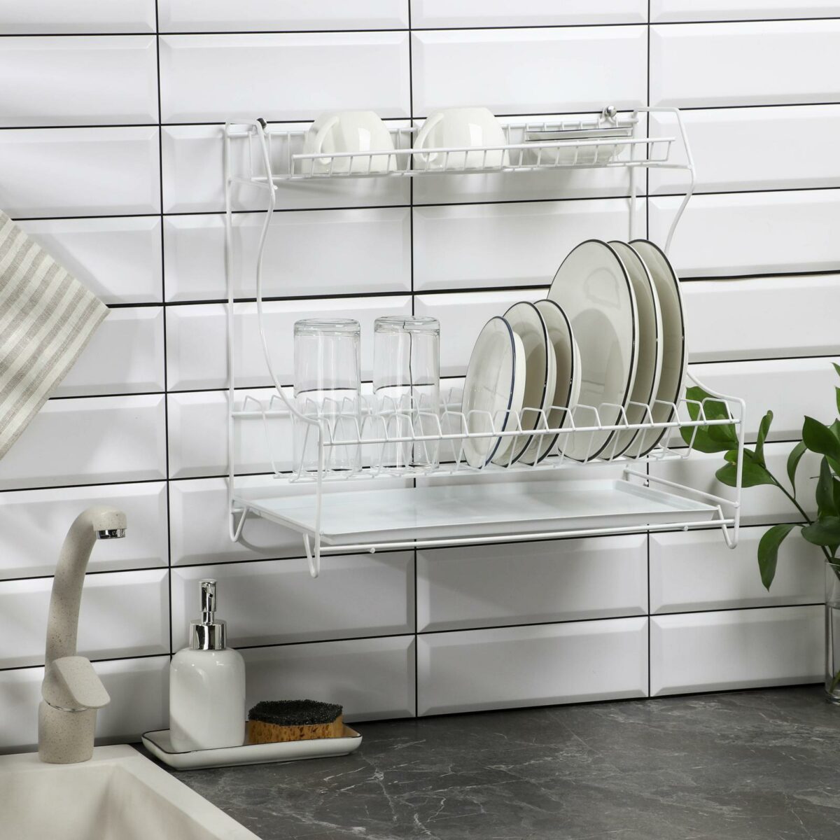 Двухъярусная настенная сушилка для посуды с поддоном белого цвета Белая двухъярусная металлическая сушилка для посуды с поддоном, установленная на стене кухни