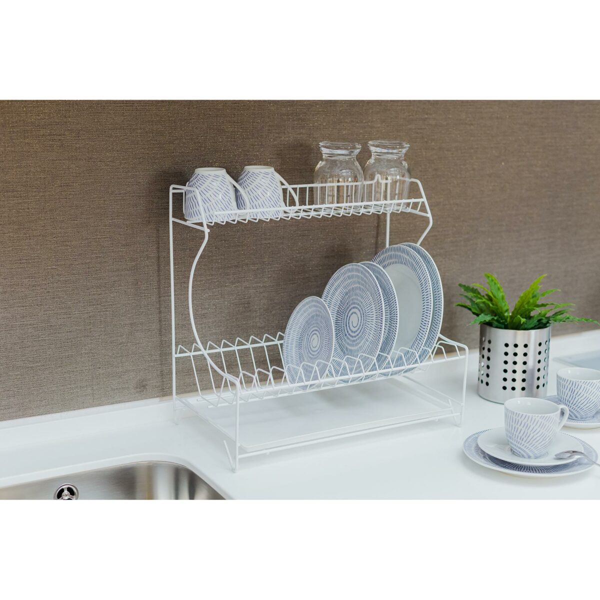 Двухъярусная белая металлическая сушилка для посуды с поддоном, настольная компактная модель для кухни Белая двухъярусная сушилка для посуды с поддоном: верхний ярус для кружек и стаканов, нижний - для тарелок, металлическая конструкция со сливом воды