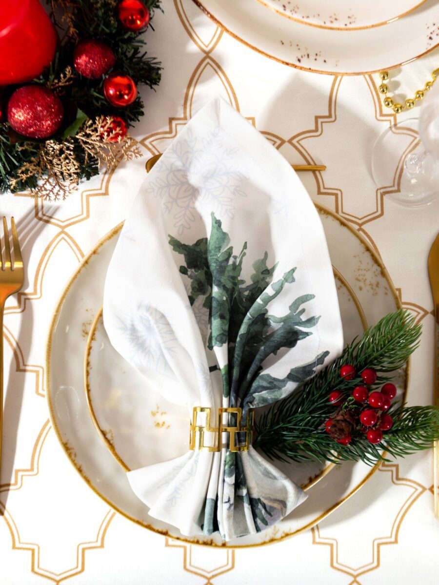 Новогодние сервировочные салфетки из ткани с зимним дизайном Forest animals Сервировочная белая салфетка с зелеными листьями и снежинками на праздничном столе с новогодним декором