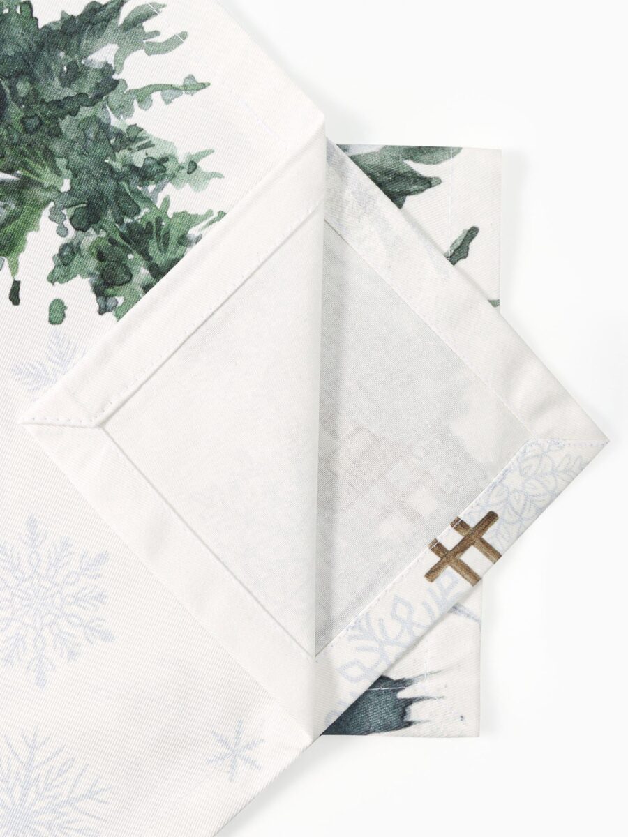 Набор плотных белых салфеток для сервировки стола с природным орнаментом Forest animals Сервировочные белые салфетки с растительным дизайном и снежинками из набора Forest animals, аккуратно прошитые по краю