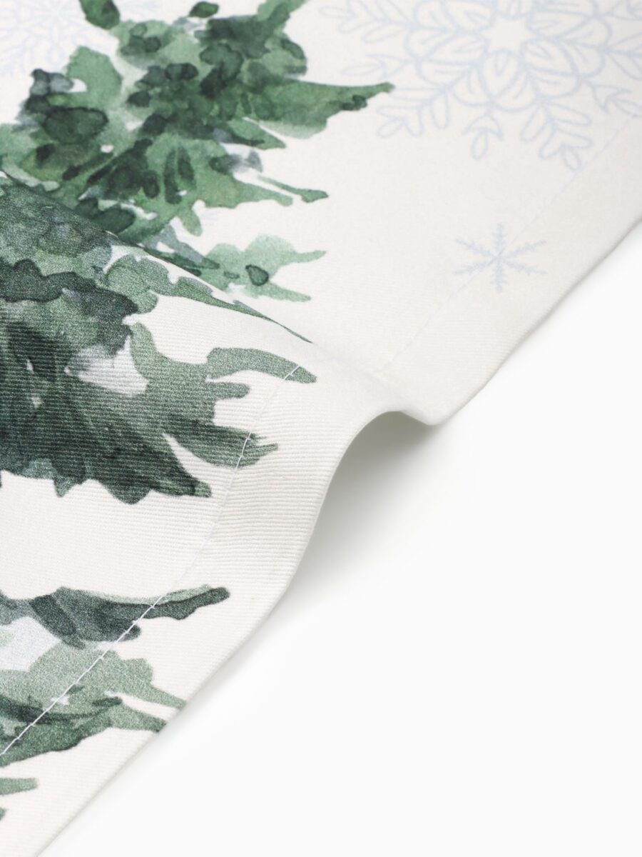 Новогодние сервировочные салфетки из ткани с акварельным дизайном Forest animals Плотные белые сервировочные салфетки с зелеными растительными узорами и зимними снежинками из коллекции Forest animals