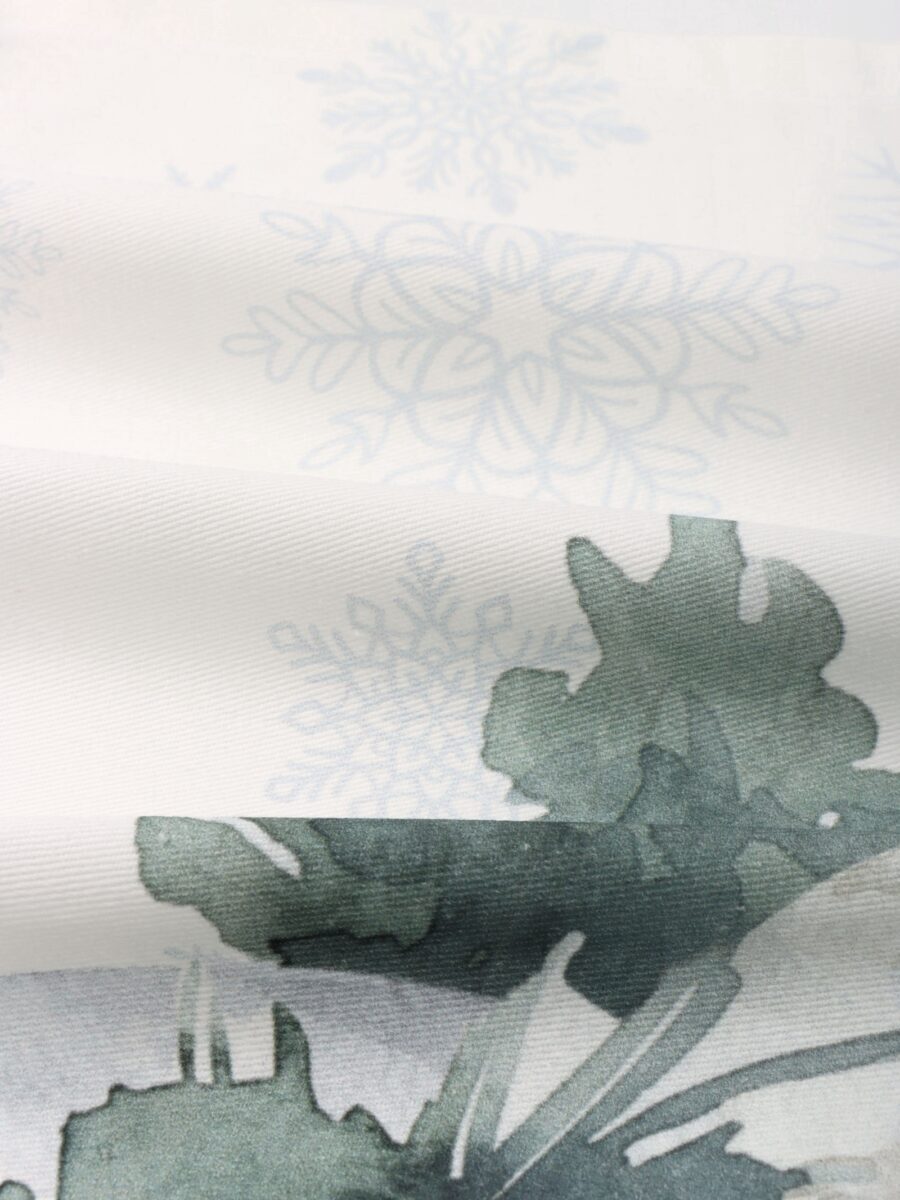 Новогодние белые салфетки Forest animals с плотным плетением и зимними узорами Сервировочные тканевые салфетки с голубыми снежинками и акварельными зелеными листьями на белом фоне