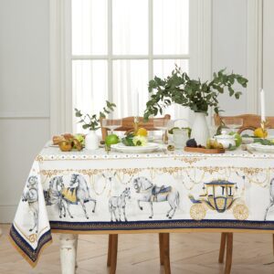 Скатерть из хлопка 150×110 см с белым фоном, рисунком лошадей, карет, золотистыми узорами и декоративным бордюром
