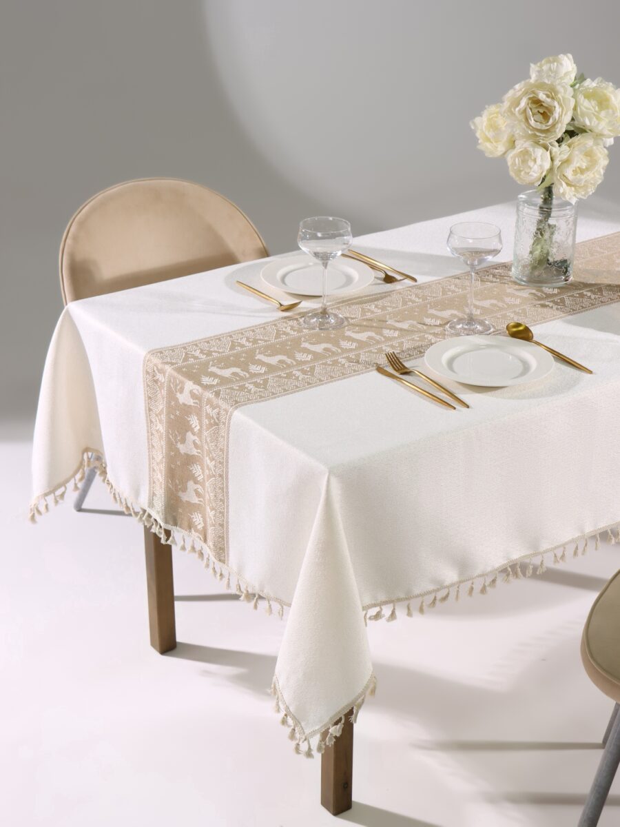 Новогодняя скатерть с рисунком оленей 140×200 см для праздничного украшения стола Скатерть с новогодним рисунком оленей и елочек, прямоугольной формы, украшенная бахромой, светлого кремово-белого оттенка