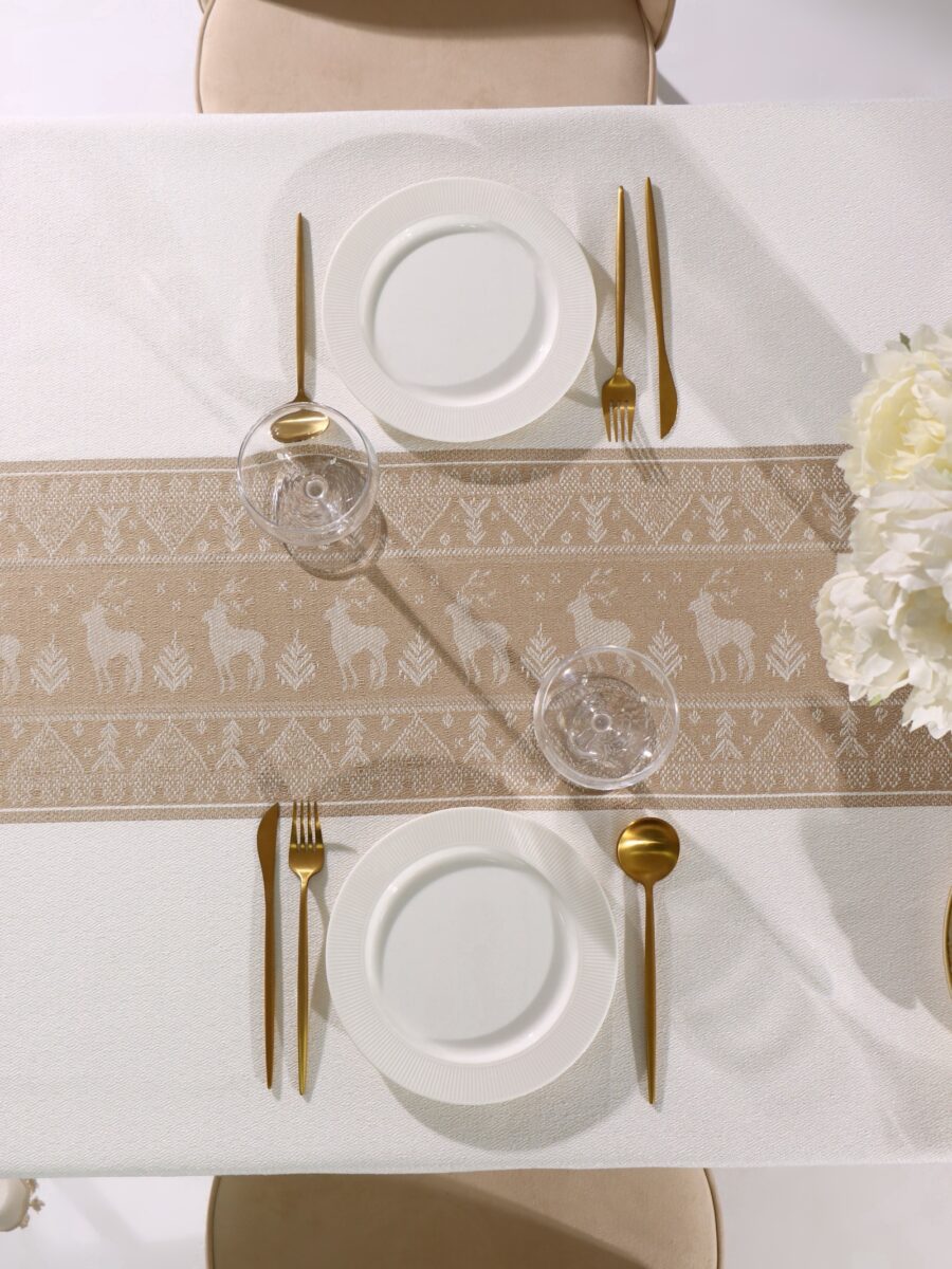 Праздничная новогодняя скатерть с рисунком оленей и скандинавскими узорами, прямоугольная 140×200 см, текстиль для украшения стола Маслоотталкивающая новогодняя скатерть с белым фоном и декоративной центральной полосой с рисунком оленей и елок, праздничный стол с сервировкой